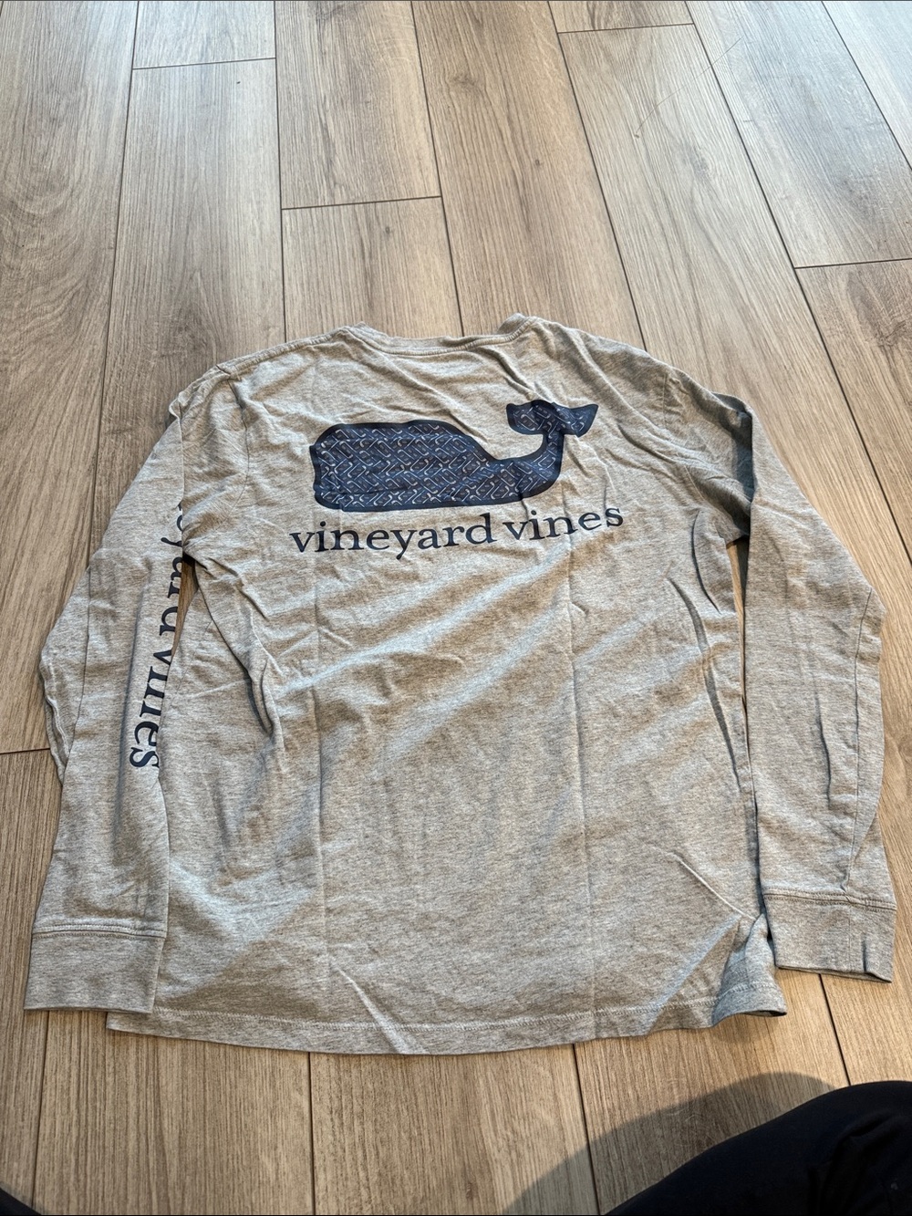 Vineyard Vines Heather Gray Long Sleeve Hockey Whale Graphic Tee Small - Picture 1 of 6